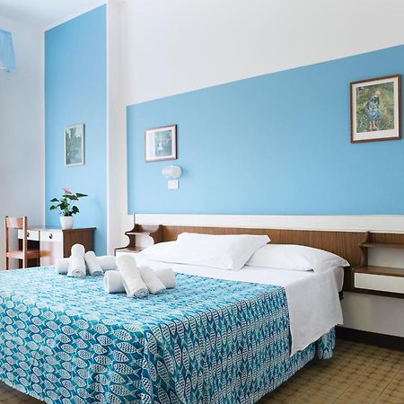 Hotel Cheri Rimini Buitenkant foto