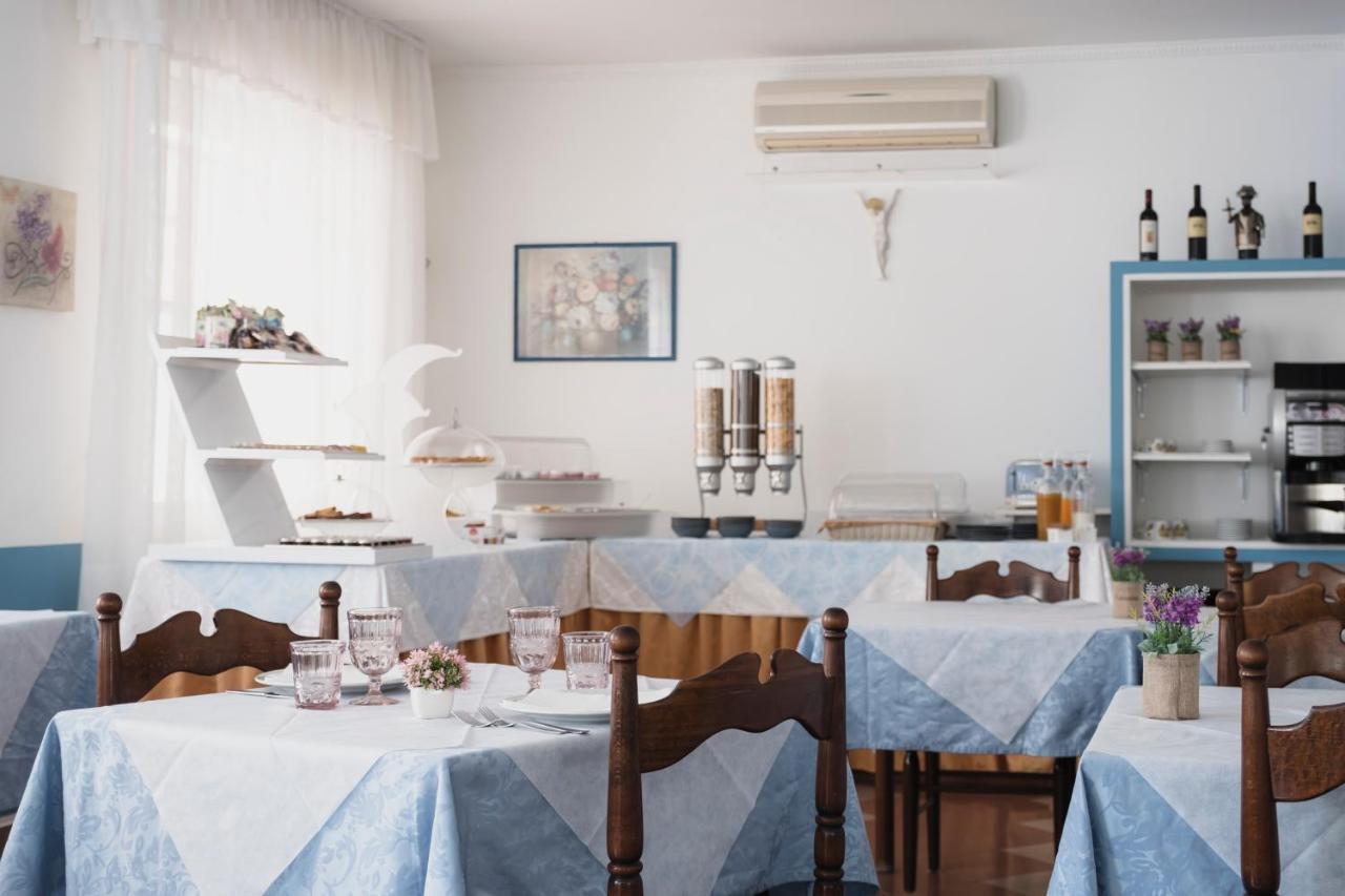 Hotel Cheri Rimini Buitenkant foto