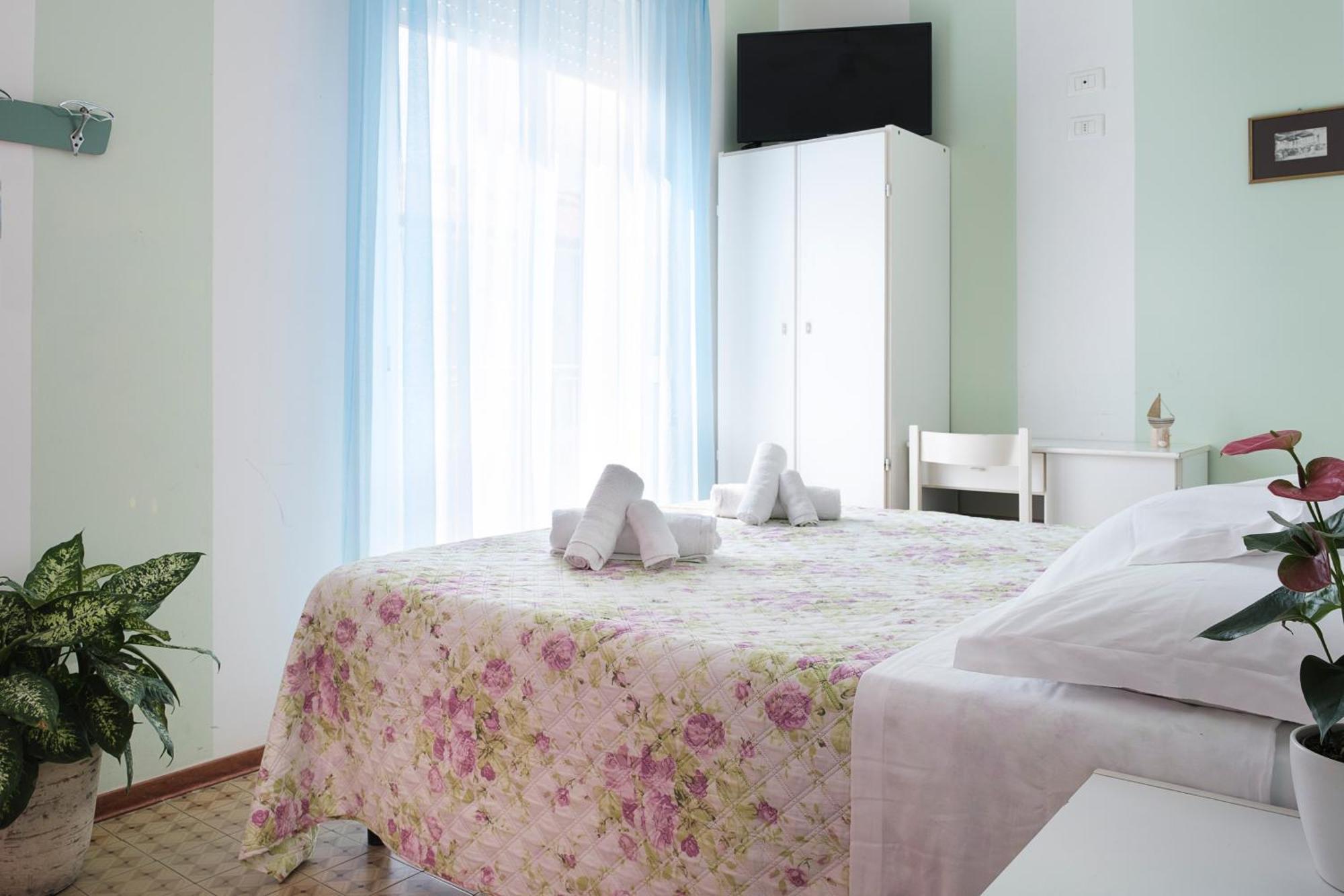 Hotel Cheri Rimini Buitenkant foto